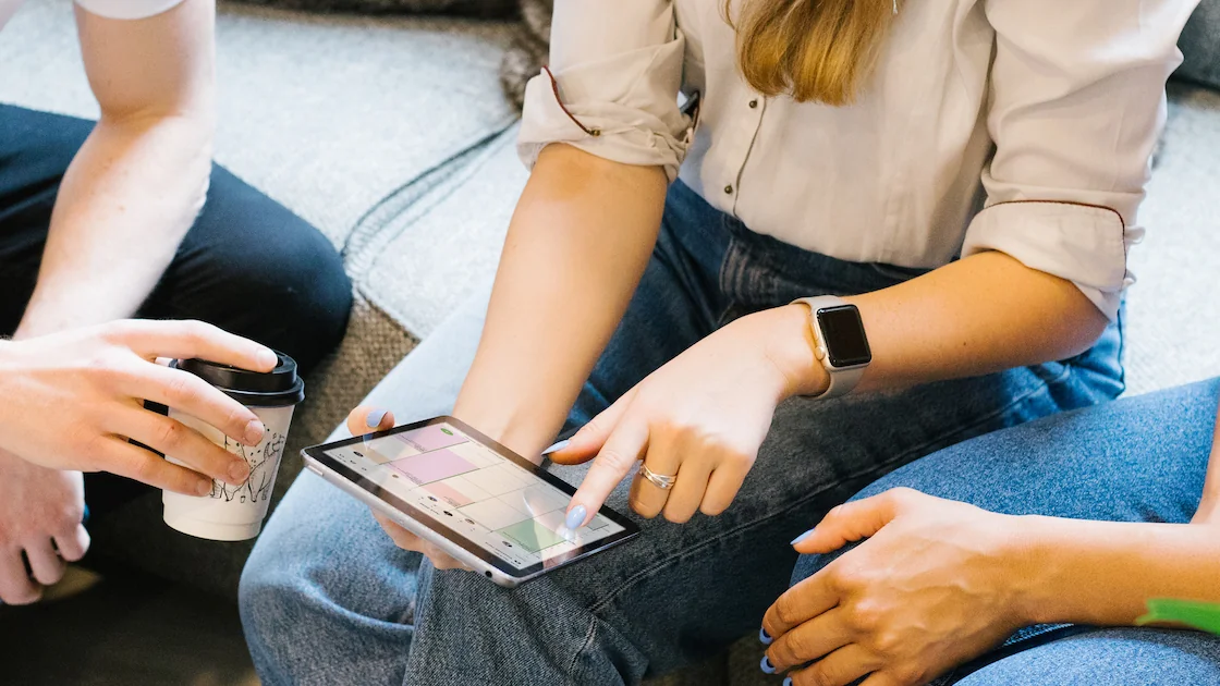 Une équipe de salon consulte son agenda de réservations sur une tablette dans Treatwell Connect