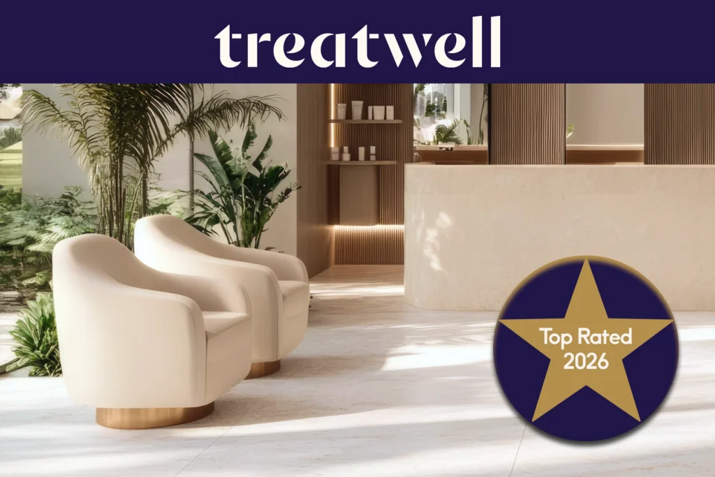 Treatwell Top Rated 2026 badge bij een lichte salonreceptie met crèmekleurige fauteuils en planten