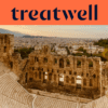 L’Odéon d’Hérode Atticus, un amphithéâtre antique en pierre au pied de l’Acropole à Athènes, avec la skyline de la ville moderne qui s’étend au loin sous une lumière dorée de fin de journée. Un bandeau corail avec le logo Treatwell surplombe l’image.