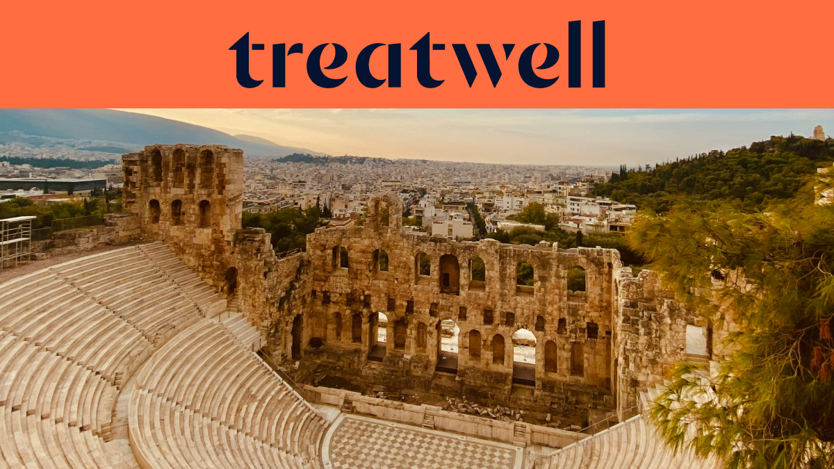 L’Odéon d’Hérode Atticus, un amphithéâtre antique en pierre au pied de l’Acropole à Athènes, avec la skyline de la ville moderne qui s’étend au loin sous une lumière dorée de fin de journée. Un bandeau corail avec le logo Treatwell surplombe l’image.