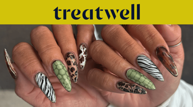 Deux mains arborant de longs ongles en amande aux imprimés animaliers variés : rayures zébrées, taches léopard, peau de serpent verte et écaille de tortue.