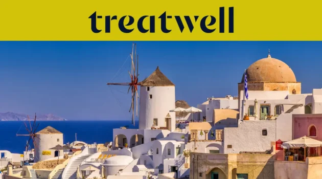 Des maisons blanchies à la chaux et des moulins traditionnels dominant le bleu profond de la mer Égée à Oia, Santorin, sous une bannière jaune portant le logo Treatwell.