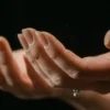 Deux mains tendues, paumes vers le haut, avec des ongles qui se dédoublent