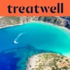 Vue aérienne d'une baie crétoise turquoise, avec un jet-ski traçant une courbe blanche dans l'eau claire, un croissant de plage de sable et des collines sèches autour du rivage, sous une bannière orange corail portant l'inscription treatwell.