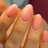 Close-up van een sheer roze BIAB-manicure