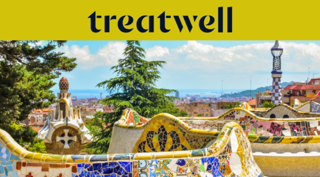 Een schilderachtig uitzicht op Barcelona vanaf Park Güell, met de iconische kleurrijke mozaekbanken van Antoni Gaudí en sprookjesachtige torens op de voorgrond, met de stad en de zee in de verte. Bovenaan een gele banner met het "treatwell"-logo.