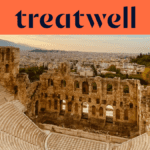 Het Odeon van Herodes Atticus, een oud stenen amfitheater aan de voet van de Akropolis in Athene, met de moderne skyline van de stad die zich uitstrekt in de verte onder een warm, goudkleurig avondlicht. Een koraaloranje banner met het Treatwell-logo staat boven de afbeelding.