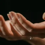 Twee handen naar voren gestrekt met de handpalmen omhoog en afbladderende nagels