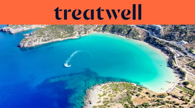 Luchtfoto van een turquoise Kretenzische baai, met een jetski die een witte curve door helder water trekt, een halvemaanvormig zandstrand en droge heuvels rond de kust, onder een koraaloranje banner met de tekst treatwell.