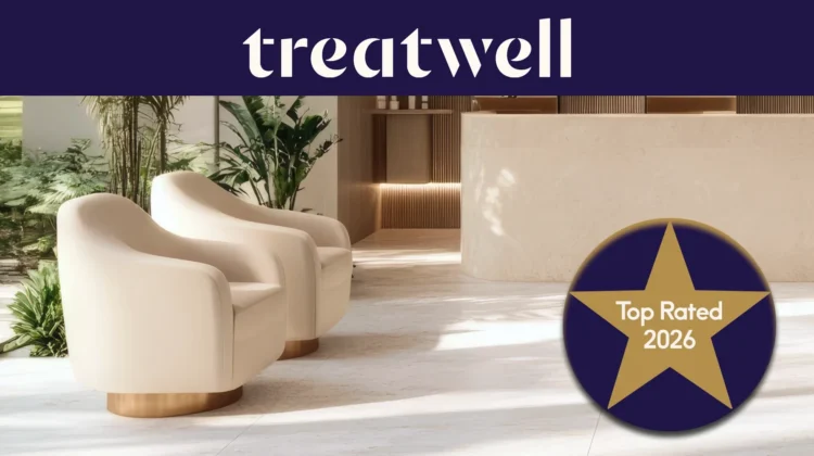 Treatwell Top Rated 2026 badge, verdiend met klantreviews, in de lichte receptie van een salon met crèmekleurige fauteuils en planten